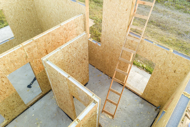 Bau eines neuen und modernen Modulhauses. Wände aus Holz - Foto, Bild