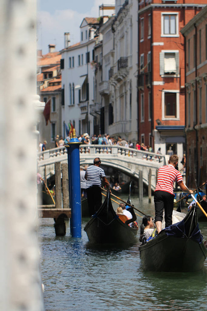 Gondels op het Grand Canal Venetië omliggende door historische aantrekkelijk gebouw, Venetië (Italië), commerciële advertentie voor dagje boot in Europa - Foto, afbeelding