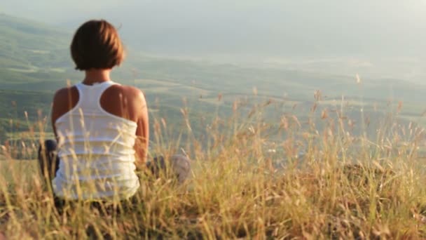 νεαρό κορίτσι συναντά ήλιο, στην κορυφή λόφου - Πλάνα, βίντεο