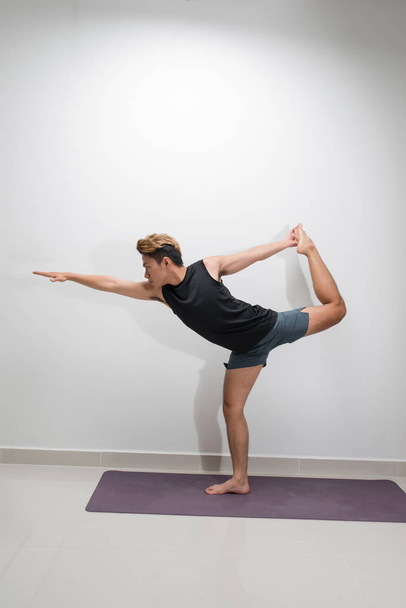 fitness, yoga ve sağlıklı yaşam tarzı kavramı - Warrior stüdyoda paspaslar üzerinde poz yapıyor - Fotoğraf, Görsel