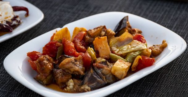 gebakken aperitief met aubergine, peper en aardappelen - Foto, afbeelding