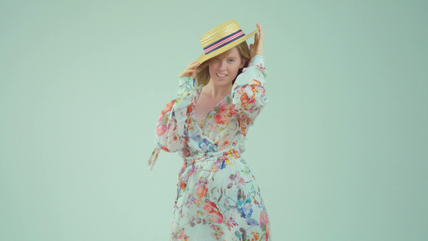 Modemodel mit roten Haaren im fliegenden Kleid - Filmmaterial, Video