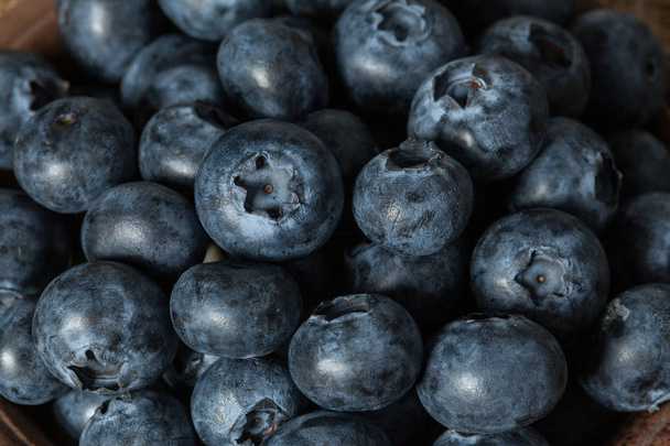 Close up pile of the blueberries in a brown ceramic bowl. - 写真・画像