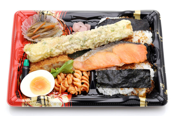 Japanilainen nori bento lounas eristetty valkoisella taustalla
   - Valokuva, kuva