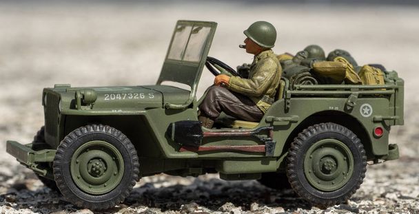 Масштабная модель игрушки военного времени джип на открытом воздухе
  - Фото, изображение