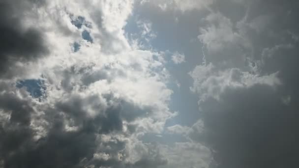 Fırtınadan önce mavi gökyüzünde bulutları değiştirmenin zaman atlamalı. Mavi gökyüzü kümülüs bulutlarının yükseklik aralığında yuvarlanan dönen bulutlar. Hava durumu arka plan konsepti - Video, Çekim
