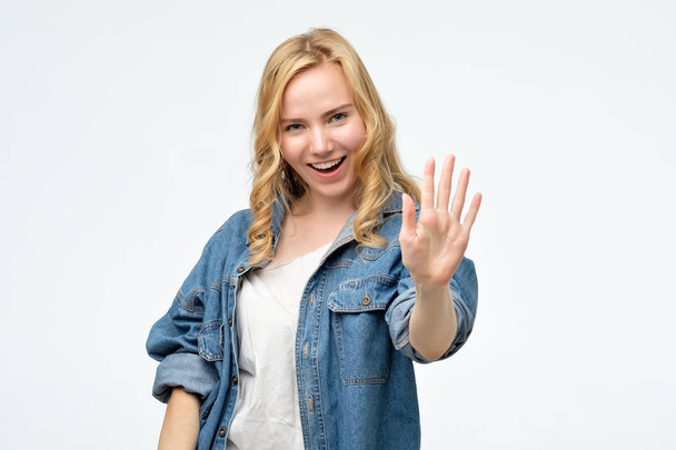 Szczęśliwy uśmiechnięta blondynka młoda kobieta pokazując pięć palców. - Zdjęcie, obraz