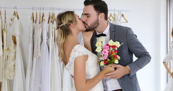 Os amantes dão flores para a noiva e beijou feliz e casal
 - Foto, Imagem