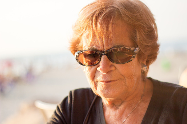 Pensando mulher idosa ao ar livre
 - Foto, Imagem