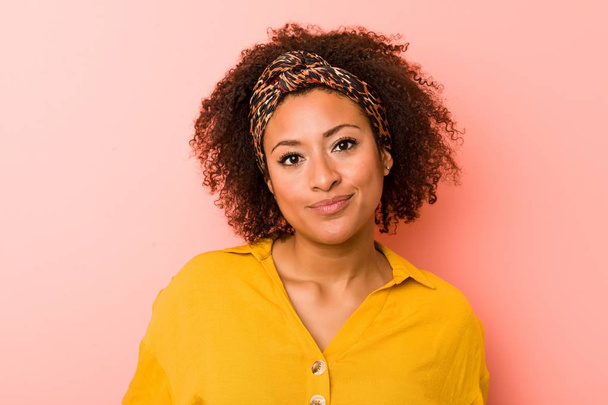 Young african american woman against a pink background - Foto, immagini