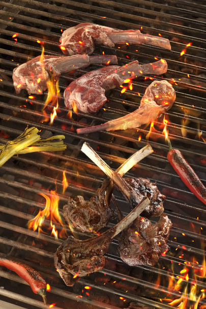 Vlees en groenten, char-gegrild over vlammen. B-B-Q - Foto, afbeelding