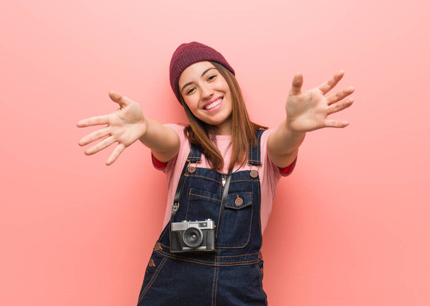 Jovem fotógrafo bonito mulher muito feliz dando um abraço para a frente
 - Foto, Imagem