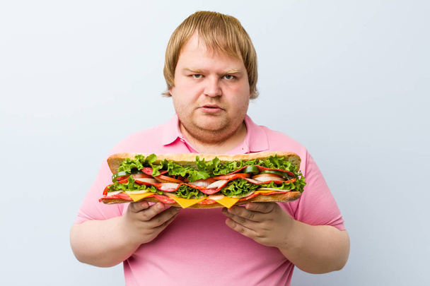 Kaukázusi őrült szőke kövér ember, aki egy óriás szendvicset - Fotó, kép