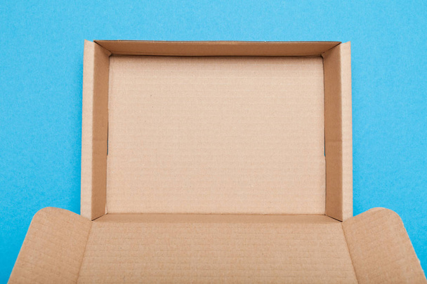 Open brown delivery box, carton cargo containers. - Foto, Bild