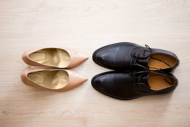 the shoes of the bride and groom are standing opposite each other on the floor - 写真・画像