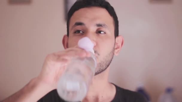 Muž pitnou vodu z láhve - Záběry, video