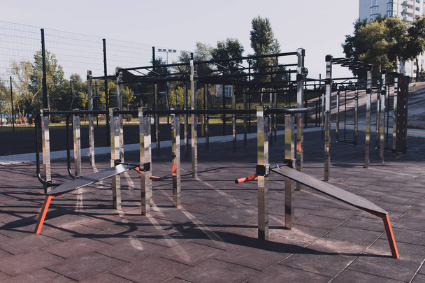 Moderno gimnasio al aire libre en la zona residencial. Equipo de ejercicio al aire libre para entrenamiento. Campo de deportes
. - Foto, imagen