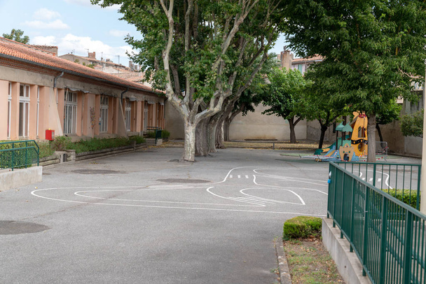 Escola parque infantil prédio pré-escolar exterior
 - Foto, Imagem