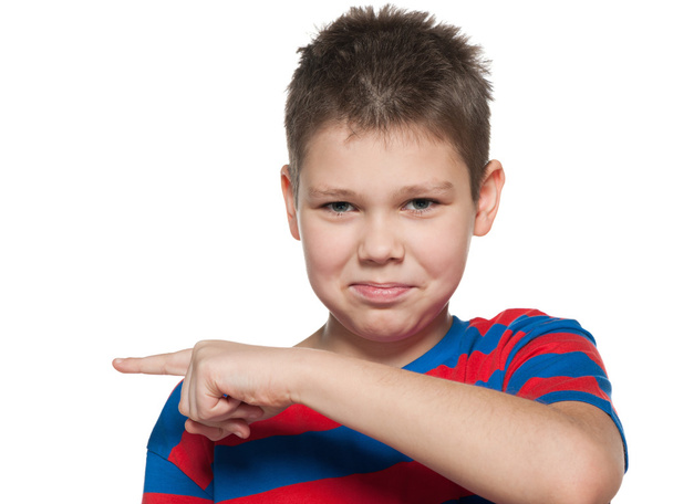Симпатичный мальчик показывает свой палец в сторону
 - Фото, изображение