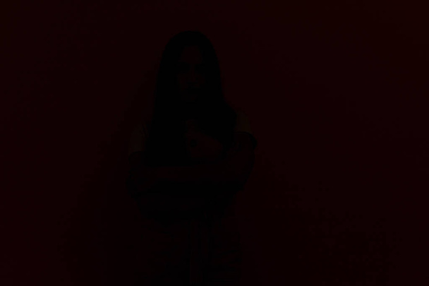 Νεαρή τζίντζερ γυναίκα με φακίδες Συνοφρυωμένο πρόσωπο σε δυσαρέσκεια, κρατά τα χέρια διπλωμένα. - Φωτογραφία, εικόνα
