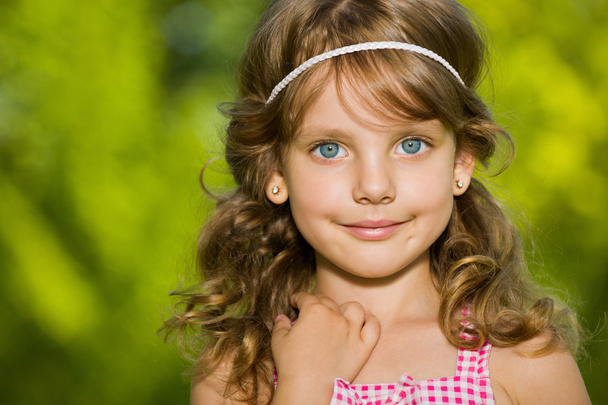 Portrait of a pretty little girl outdoors - Zdjęcie, obraz
