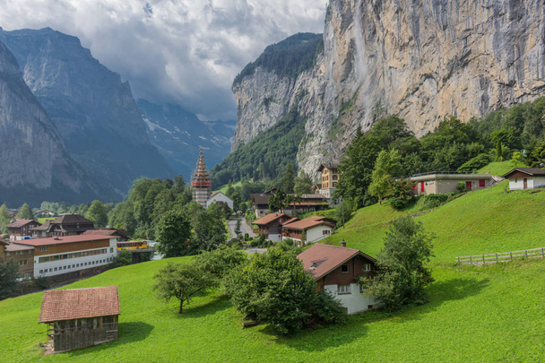Красива розвідка тур по горах в Швейцарії. -Лаутербруннен/Швейцарія - Фото, зображення