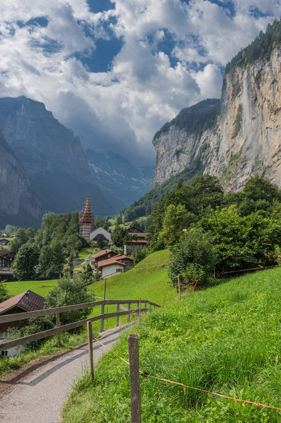 Hermoso tour de exploración por las montañas en Suiza. - Lauterbrunnen / Suiza
 - Foto, imagen