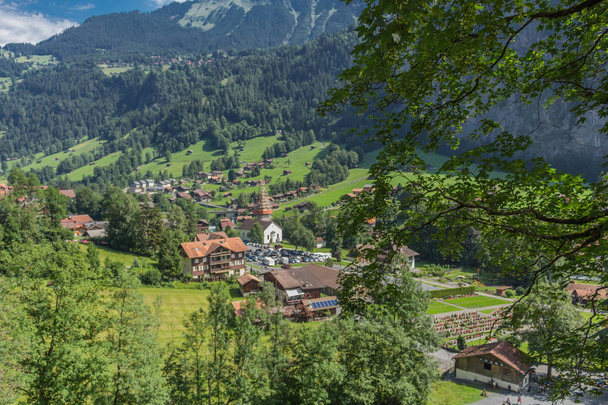 Красива розвідка тур по горах в Швейцарії. -Лаутербруннен/Швейцарія - Фото, зображення