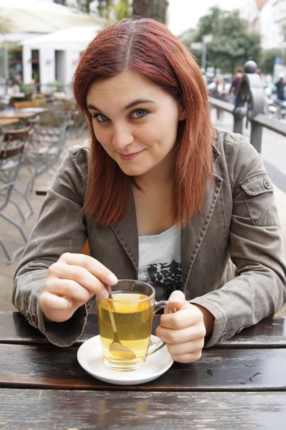 młoda kobieta pijąca herbatę - Zdjęcie, obraz
