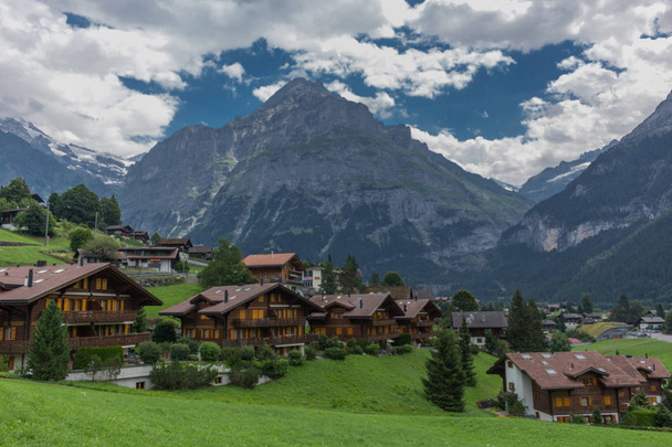 Piękna wycieczka eksploracji przez góry w Szwajcarii. -Lauterbrunnen/Szwajcaria - Zdjęcie, obraz