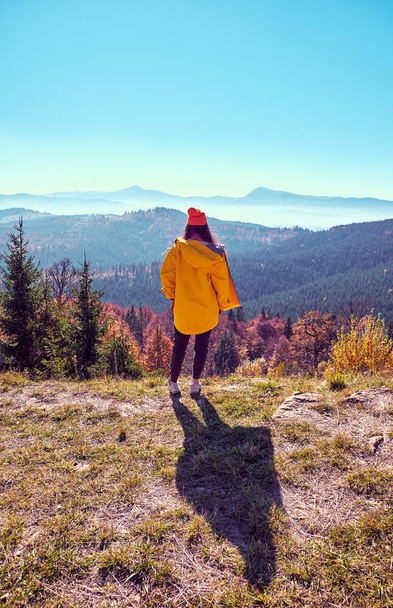 Dívka na vrcholu hory v Karpatech - Fotografie, Obrázek