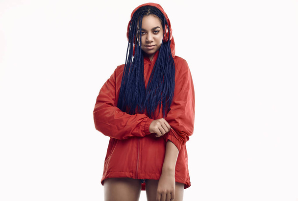 Africana adolescente con dreadlocks in giacca a vento rossa listenin
 - Foto, immagini