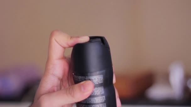 Férfi kéz fröccsenő spray dezodor - Felvétel, videó