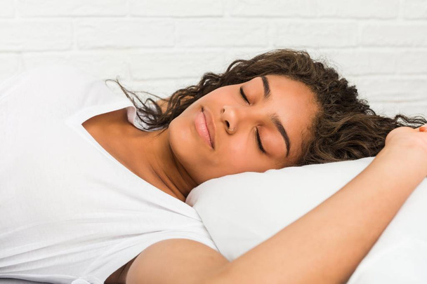 Blízko mladé africké americké unavené ženy spící na posteli - Fotografie, Obrázek