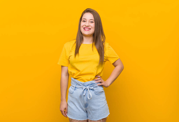 Молода жінка-підліток у жовтій сорочці щаслива, усміхнена та весела.
. - Фото, зображення