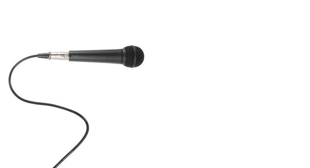 Musik und Ton - schwarzes Gesangsmikrofon und Kabel isoliert - Foto, Bild