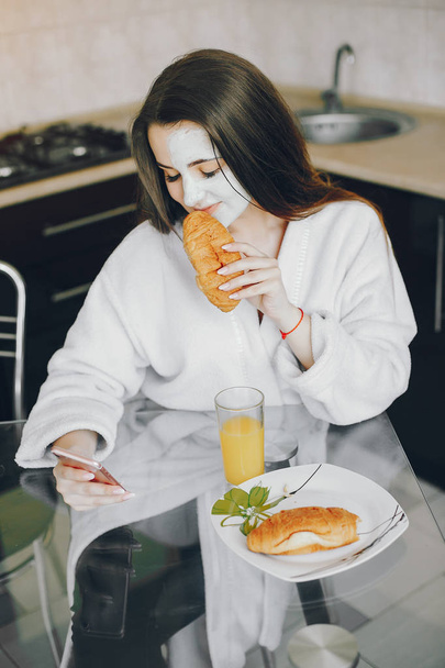 girl in a white dressing gown - Foto, afbeelding