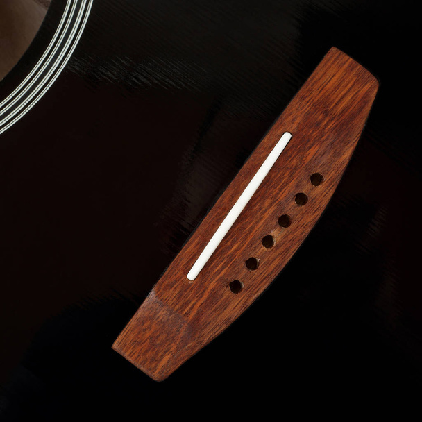 Musikinstrument - Bridge Akustikgitarre von oben ohne Str. - Foto, Bild