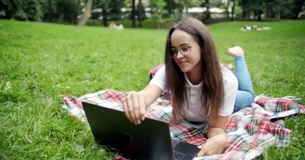 Woman Lying on Lawn with Laptop - Filmagem, Vídeo