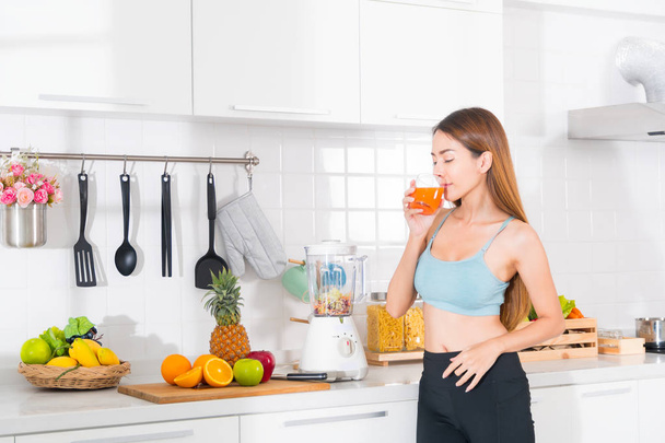 Mujer bebiendo frutas y verduras jugos
. - Foto, imagen