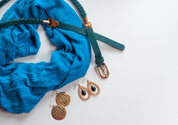 Banner Womens mode-accessoires in oosterse stijl op een witte achtergrond blauwe sjaal sieraden riem handtas oorbellen - Foto, afbeelding