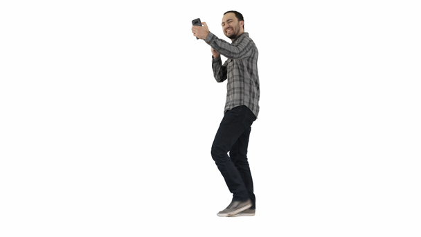 Mutlu gülümseyen, yürüyen yakışıklı, sakallı genç adam beyaz arka planda selfie çekiyor.. - Video, Çekim