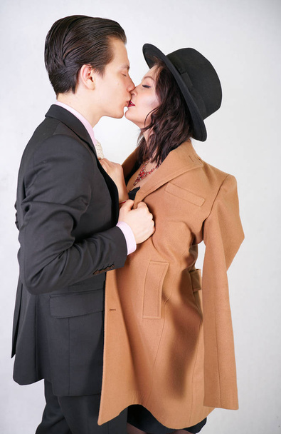 Couple heureux amoureux s'embrasser sur fond de studio blanc
 - Photo, image