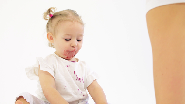 Vlekkerig baby meisje behandelt haar moeder met bessen - Video