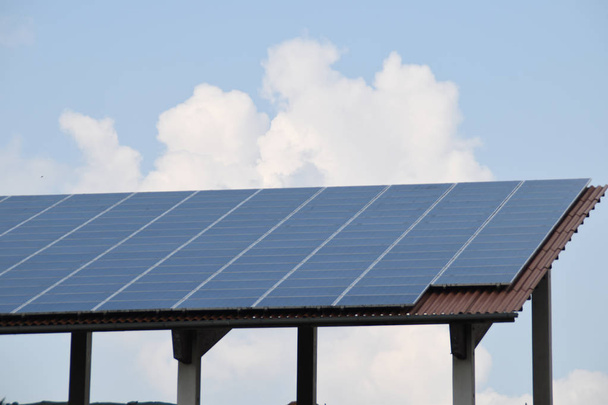 el panel solar con un cielo azul
 - Foto, Imagen