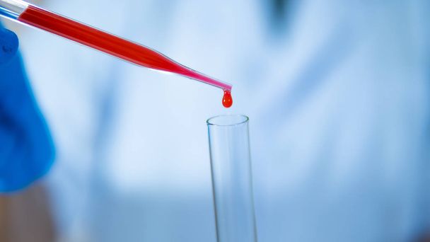 Laboratuvarda araştırmacılar virüsler için test tüpünde kan damlama - Fotoğraf, Görsel