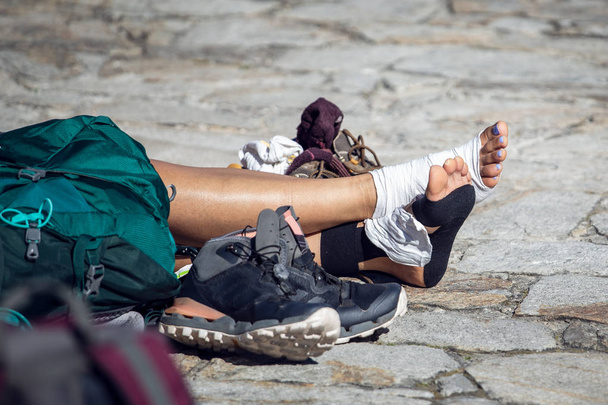 Kobieta pielgrzyma nogi z rannych stóp odpoczynku - Zdjęcie, obraz