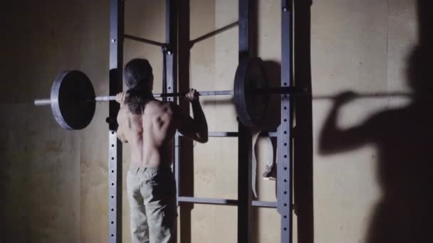 junger, schlanker Kerl, Athlet, hebt die Langhantel in der Crossfit-Halle - Filmmaterial, Video