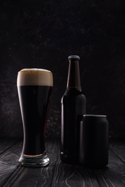 Flasche, Dose und Glas Bier auf Holztisch  - Foto, Bild