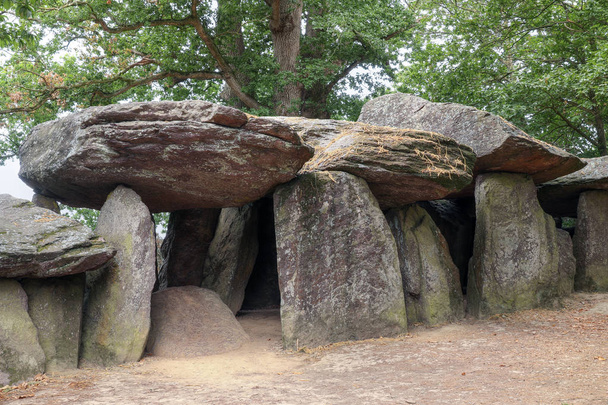 Dolmen La Roche-aux-fees, de beroemdste en grootste neolithische Dolmen - Foto, afbeelding